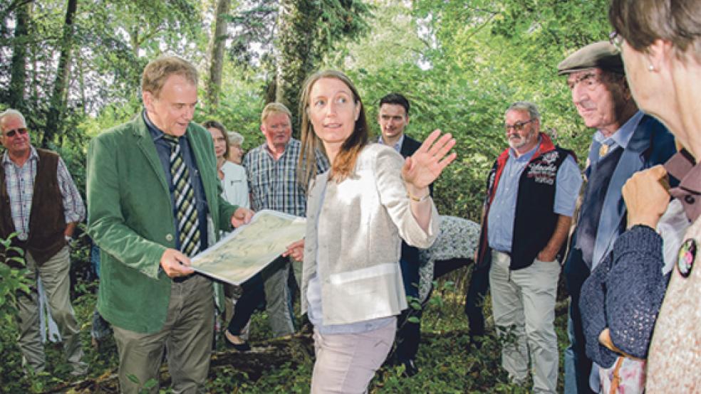 Streifzug durchs Unterholz. Dr. Sonja König erläutert den Aufbau der früheren Parkanlage Tammen, die nun rekonstruiert werden soll. © Fotos: Hanken