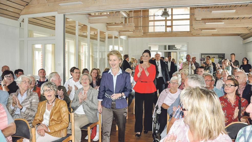 Verteidigungsministerin Ursula von der Leyen war am Freitagnachmittag im Mehrgenerationenhaus in Leer zu Gast.  © Fotos: Boelmann