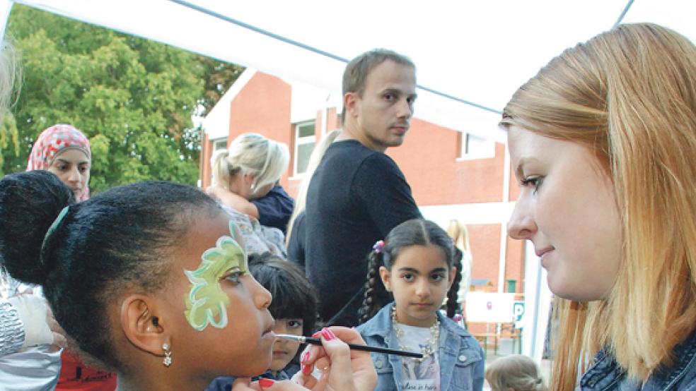 Fatma (5 Jahre) wählte eine »Elfe« als Motiv für das Schminken durch Jenna vom städtischen Kindergarten »Bunte Welt«. © Fotos: Kuper