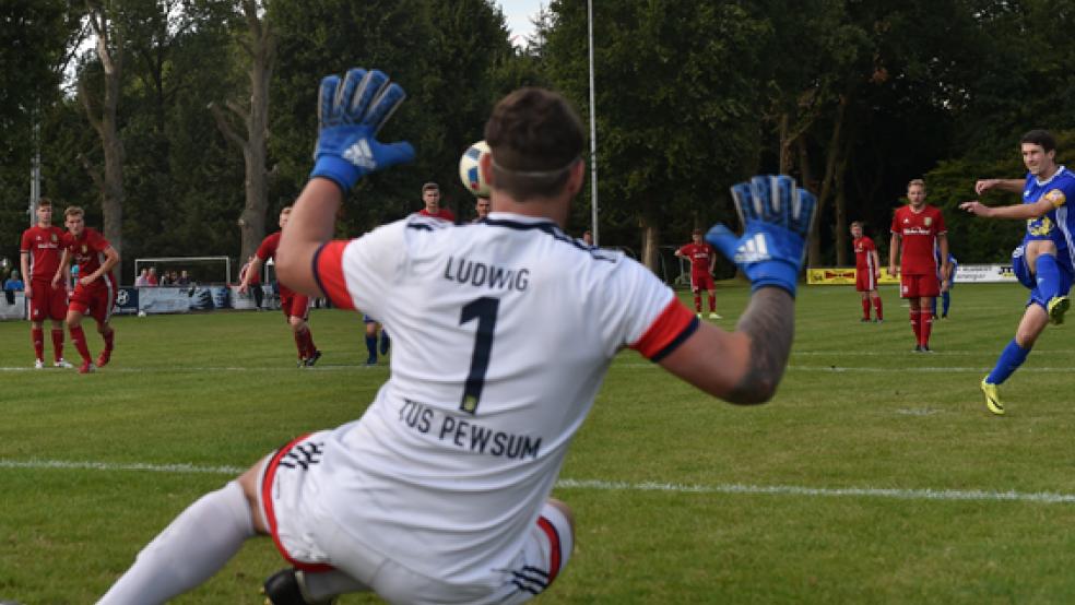 Der wichtige Ausgleich: Weeners Stefan Suhlmann verwandelt den Strafstoß oben in der Mitte des Tores. Pewsums Keeper Nils Ludwig fliegt in die falsche Ecke. © Foto: Bruins