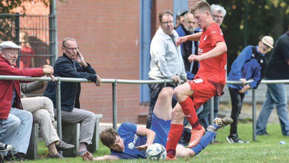 Derbykampf: Jemgums Heiko Korporal (r.) behauptet sich im Duell mit Felix Hollmann. Am Ende setzte sich allerdings dessen Heidjer-Holthuser Spielgemeinschaft durch. © Foto: Bruins