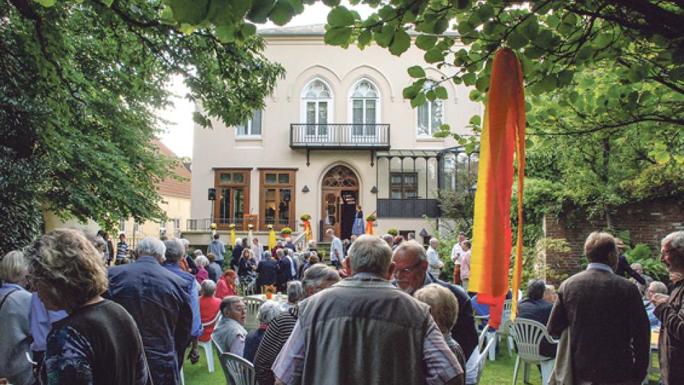 Eine illustre Schar verschiedener Organeumsfreunde aus Nah und Fern bevölkerte den Garten der Villa, wo Grußworte und Barockmusik den Genuss von Tee, Kaffee und Kuchen begleiteten.  © Foto: Kuper