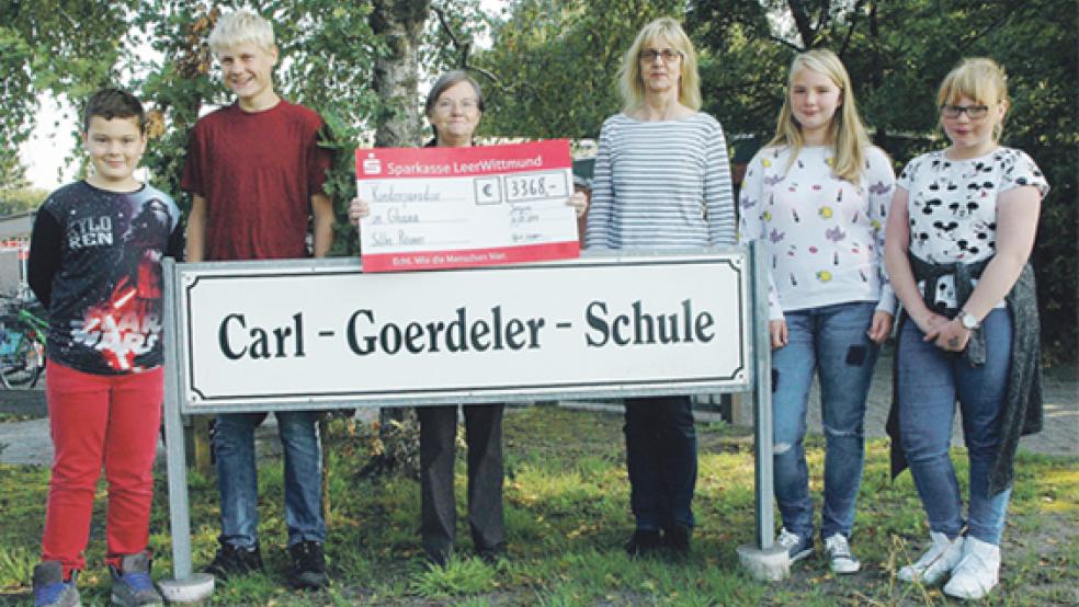 Den symbolischen Spendenscheck an Johanne Groenewold aus Weenermoor übergaben gestern (von links) Jan Fokke Bültjer, Hilko van Waden, Schulleiterin Griet Leggeri, Paula Müseler und Laura Sinning. Der Betrag in einer Gesamthöhe von 3368 Euro kam beim »Sozialen Tag« und beim Weihnachtsbasar der Jemgumer Carl-Goerdeler-Schule zusammen. © Foto: Szyska
