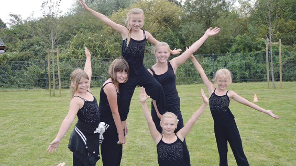 Für Unterhaltung sorgten unter anderem die Mädchen der Tanzgruppe »Black ’n White Steps« aus Holthusen. © Fotos: Himstedt