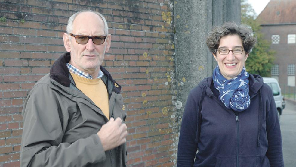 Kreisrätin Jenny Daun - hier im Rheiderland mit Oberdeichrichter Meint Hensmann - soll Nachfolgerin des Ersten Kreisrats Rüdiger Reske werden. Die Entscheidung über die Personalie fällt der Kreistag. © Archivfoto: Szyska