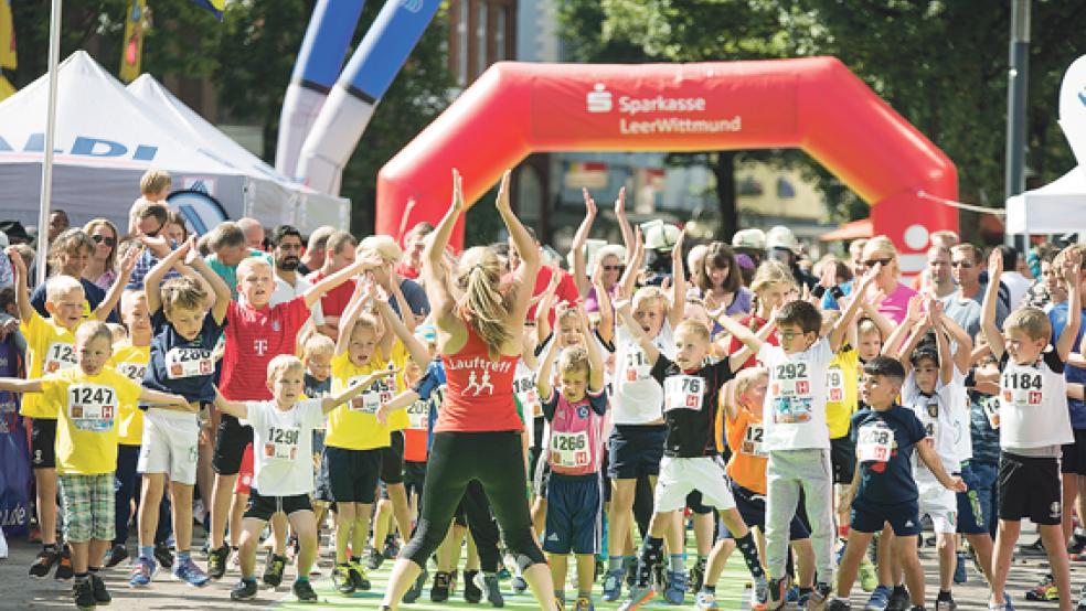 Fit und frisch mit dem Hampelmann: Vor dem Start machten sich die Kinder gemeinsam mit Amke Graepel (Westrhauderfehn) warm. © Fotos: Klemmer
