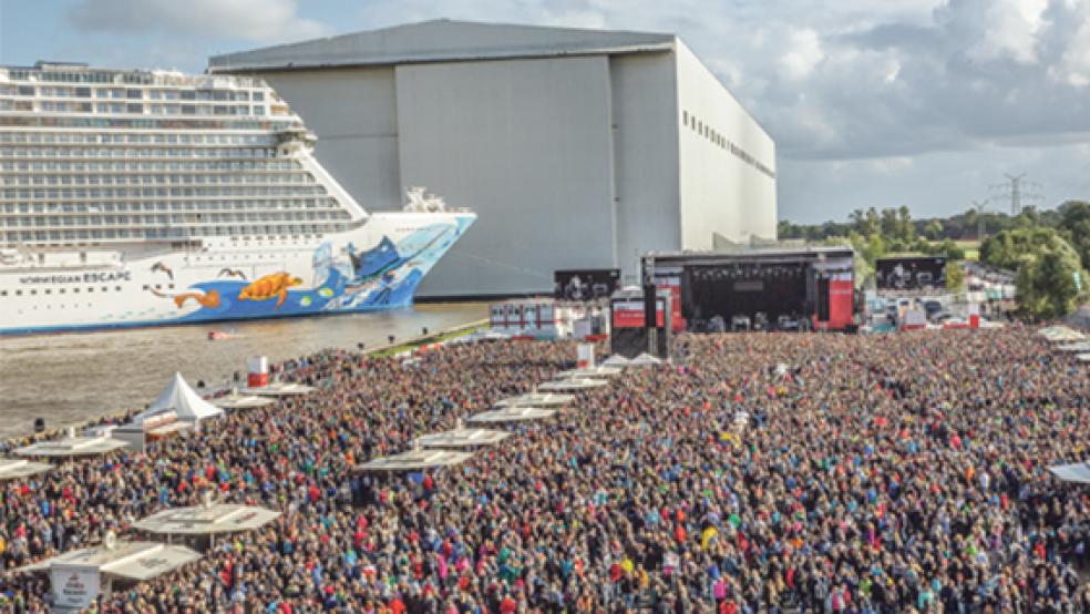Zur größten Open Air-Bühne der Region wird am Wochenende wieder die Freifläche vor der Meyer Werft. Vor der Kulisse der »World Dream« tritt am Freitag Udo Lindenberg (unten links) auf, am Samstag gibt sich ein bunter Star-Reigen mit Jan Delay (Foto), Andreas Bourani und anderen die Ehre.  © Fotos: privat 