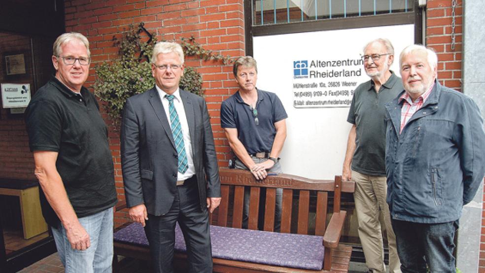 Mit Mitgliedern des Vorstandes des Diakonieverbandes unternahm Bürgermeister Ludwig Sonnenberg (zweiter von links) am Montag einen Rundgang durch den umgebauten Teil des Altenzentrums. Im Bild von links Anno Steevens, Geschäftsführer Andreas Cramer und die beiden Vorstandsmitglieder Johann Heinrich Alberts und Egon Smid. © Foto: Hoegen