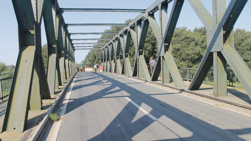 Ist seit Dienstagmittag wieder befahrbar: Die Emsbrücke bei Rhede. Sie war durch einen Unfall mit einem Teleskoplader am Freitag, 1. September 2017, stark beschädigt worden.  © Foto: Gonzalez-Tepper