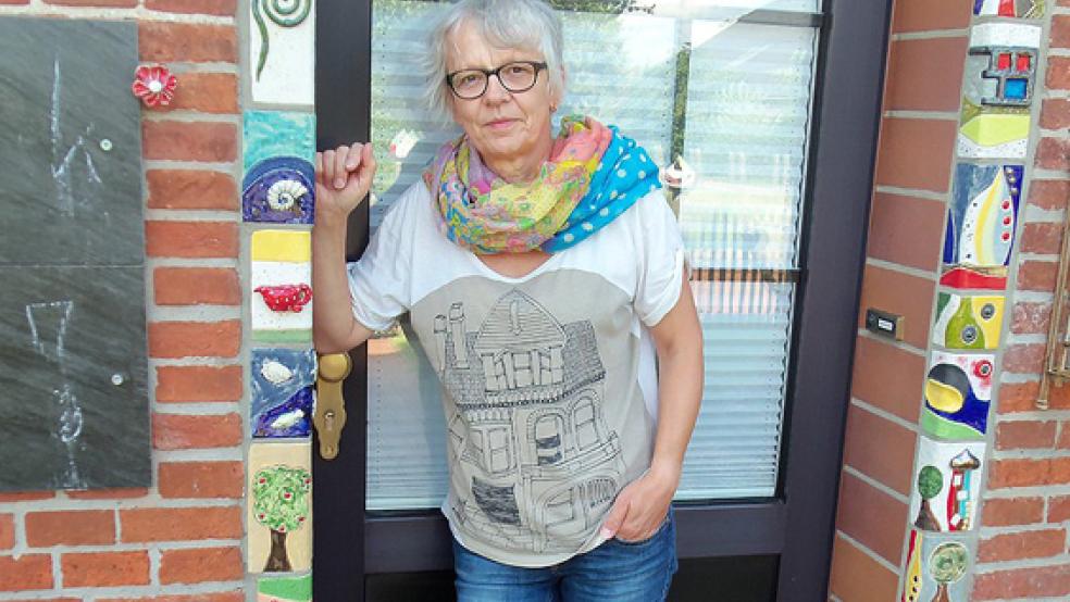Annette Blumenhofer beteiligt sich in diesem Jahr das erste Mal an der Atelierroute in Ostfriesland und lädt am Wochenende Besucher in ihr Atelier an der Denmalstraße 3 in Midlum ein. © Foto: privat