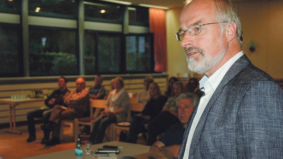 Die angelaufenen Maßnahmen in Marienchor und im Midlumer Deichvorland hat Martin Wendeburg vom NLWKN (rechts) am Montagabend im Umweltausschuss der Gemeinde Jemgum erläutert. © Foto: Szyska
