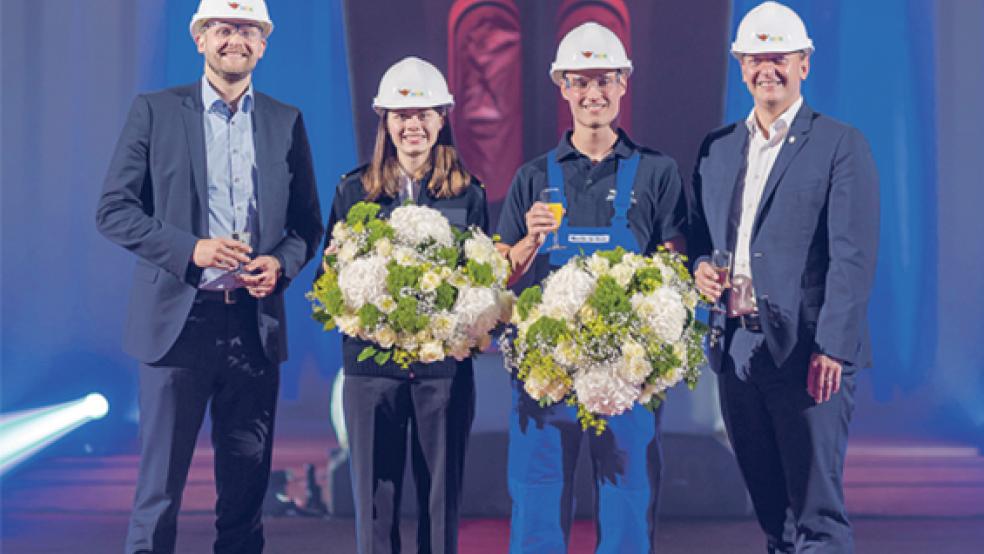 Bei der Kiellegung: Werft-Geschäftsführer Tim Meyer, die Auszubildenden Louisa Tröbner (Aida Cruises) und Martin de Boer (Meyer Werft) sowie Aida-Präsident Felix Eichhorn (von links). © Foto: Meyer Werft