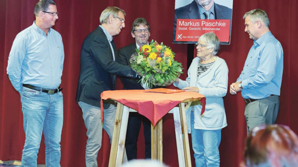 Für ihre 50-jährige Parteimitgliedschaft wurde Bärbel Bieder geehrt von (im Bild von links) Ortsvorsteher Sönke Eden, dem SPD-Ortsvereinsvorsitzenden Heinz Dieter Schmidt, dem SPD-Bundestagsabgeordneten Markus Paschke und dem SPD-Kreisvorsitzenden Sascha Laaken. © Foto: privat