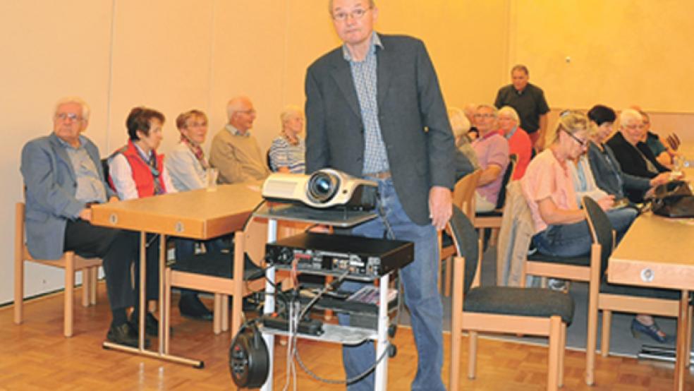 Reinhard Aeissen aus Bunderhammrich zeigte einen Film mit historischen Aufnahmen aus Ostfriesland. © Foto: Boelmann