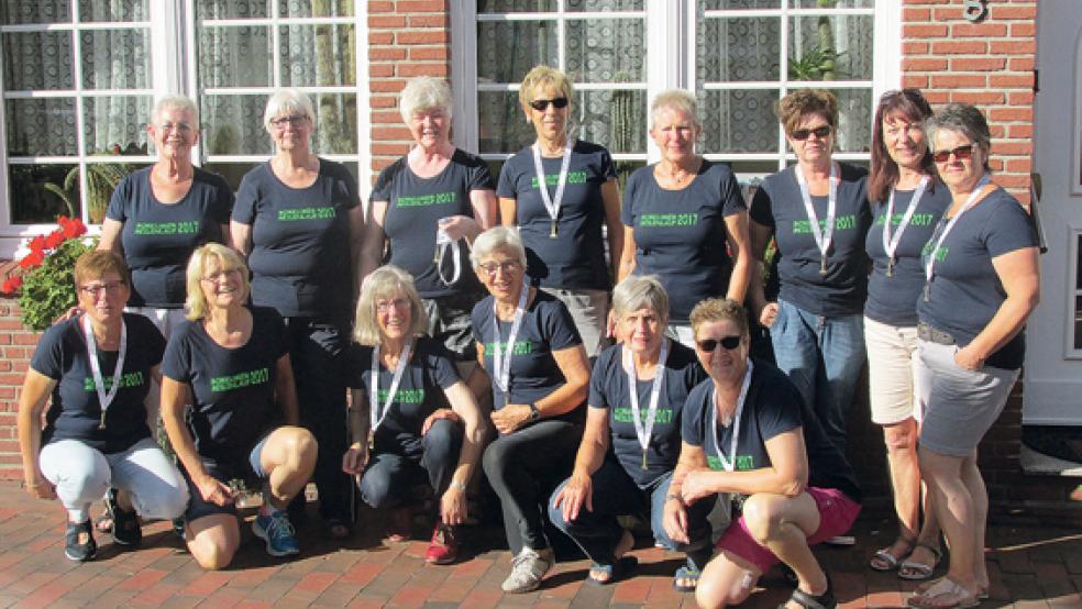 Die »Meentelandlopers« sind Stammgäste auf Borkum. Dieses Mal dabei waren (stehend v. l.) Geerda Prummel, Iet Sillius, Tomma Teyen, Jeane Schmidt, Ingeborg Meyer, Heike Schoormann, Franziska Pugh, Thea Mannel, (kniend v. l.) Roswitha Krüger, Regina Stark, Neeltje Mocking, Bea Rusthoven, Inge Severiens und Dora Rabenberg.  © 
