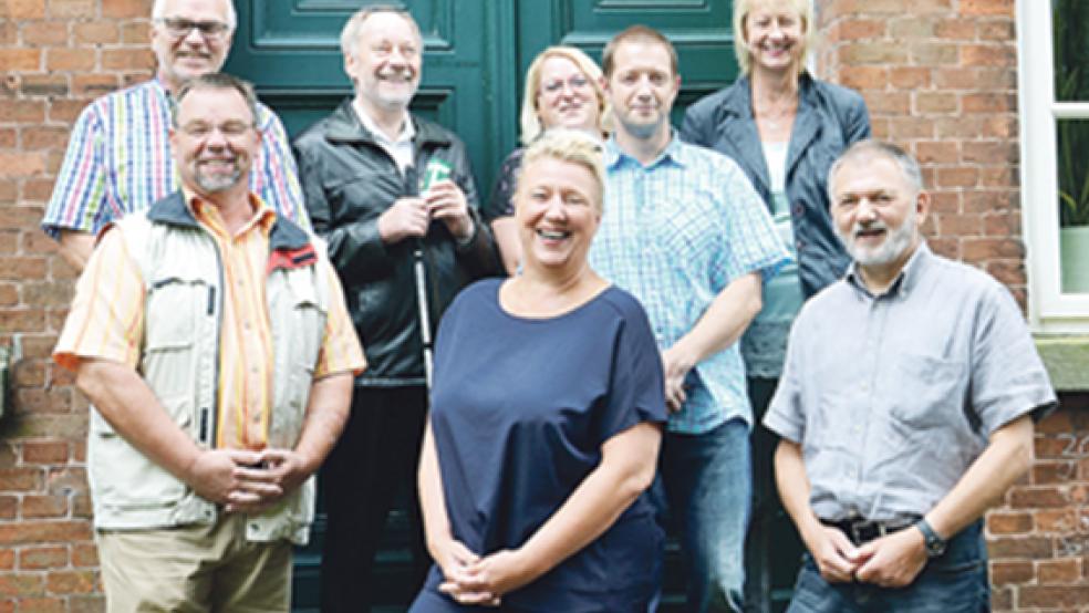 Die Arbeitsgruppe: (vorne von links) Dieter Hillbrands (Internetcafé für Senioren), Svenja Temmen (Polizeiinspektion Leer-Emden), Hinrich Vervoort (Selbsthilfekontaktstelle des Landkreises Leer) sowie (hinten von links) Georg Reichelt (Verkehrswacht), Werner Groen (Arbeitskreis »Barrierearmes Weener«), Sabrina Kuper (Stadt Weener), Markus Pieper (Behindertenbeirat für den Landkreis Leer) und Angelika Janssen-Harms (Stadt Weener). © Foto: Stadt Weener