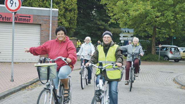 Radfahrer  treten kräftig in die Pedale