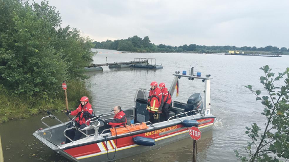 Ein Wasserrettungseinsatz wurde Mittwochabend auf einer Kiesgrube in Leer-Loga von der Kreisfeuerwehr und dem DLRG geübt. © Foto: Leeraner Kreisfeuerwehr