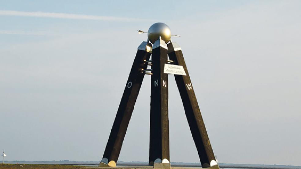 Diese sechs Meter hohe Stele aus Holz wurde vor wenigen Tagen im Emder Außenhafen in der Nähe der Großen Seeschleuse aufgebaut. © Foto: privat