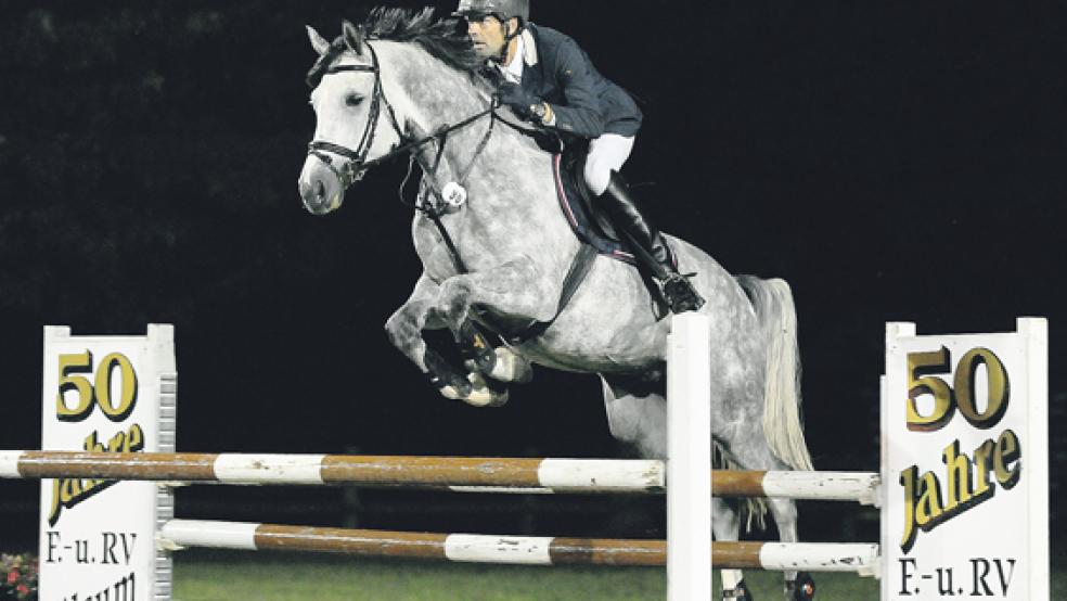 Die Flutlicht-Springen machen den besonderen Charme der Filsumer Nacht aus. Im vergangenen Jahr war unter anderem Stephan Geue am Start. © Foto: Gleich
