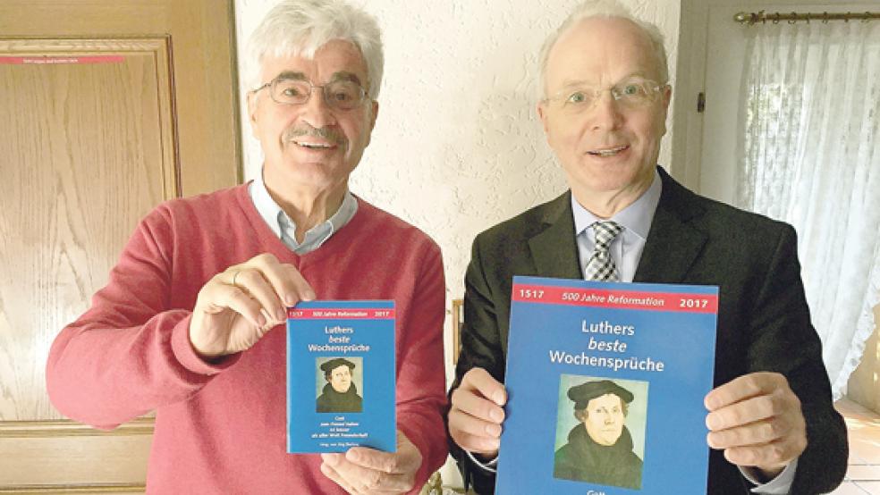 Landessuperintendent Dr. Detlef Klahr (rechts) freute sich mit Öffentlichkeitspastor i. R. Jörg Buchna, die Broschüre »Luthers beste Wochensprüche« vorstellen zu können.  © Foto: privat