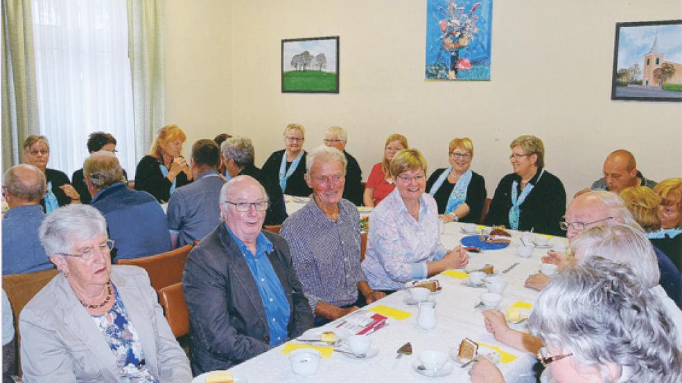 Volles Haus: Zum 40-jährigen Bestehen des Gitarrenkreises Weenermoor wurde auch eine festliche Teetafel im Gemeinde­saal veranstaltet. © Foto: Freesemann