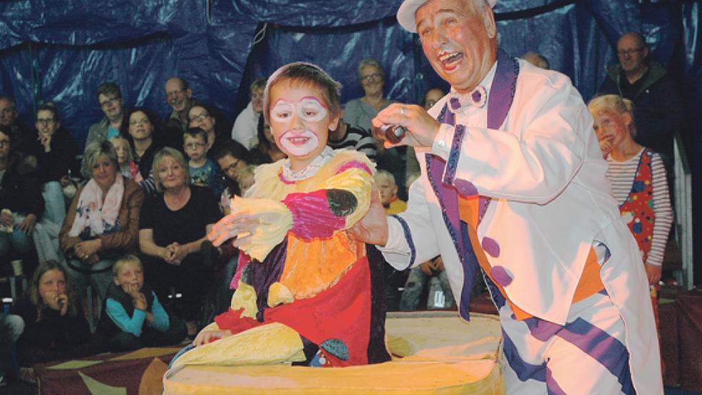 Zirkus-Chef Alexander Bolotov führte gut gelaunt durch das Programm. Hier präsentiert er Clown Milan als Schlangenmensch. © 