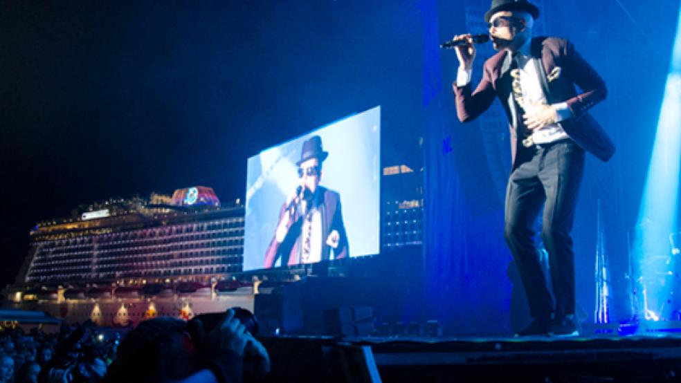 Als Jan Delay mit »Auf St. Pauli brennt noch LIcht« zum Finale seiner Zugabe blies, hatten viele Besucher das Festivalgelände bereits in Scharen verlassen. © Foto: Hanken