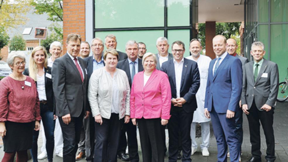 Gruppenbild mit Ministerin: Gesundheitsministerin Cornelia Rundt (SPD) besuchte am Freitag zusammen mit der SPD-Landtagsabgeordneten Johanne Modder aus Bunde, dem SPD-Landtagskandidaten Sascha Laaken aus Ostrhauderfehn und dem SPD-Europaabgeordneten Tiemo Wölken das Borromäus-Hospital in Leer. © Foto: Wieking