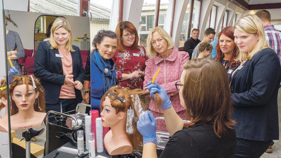 In den Beruf der Friseurin schnuppern Oberschülerinnen aus Bunde bei der LeeWerk-WISA GmbH in Leer hinein. Bundesbildungsministerin Prof. Dr. Johanna Wanka (Bildmitte) machte sich am Freitag ein Bild von der Einrichtung. © Foto: Büro Connemann