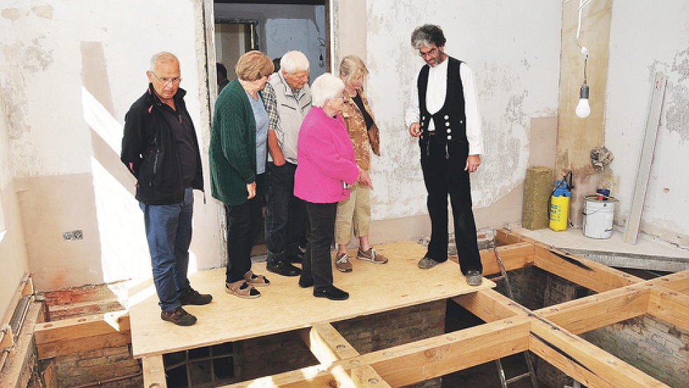 Lars Deutschkämer (rechts im Bild) erläuterte vielen Schaulustigen die Restaurierung des Gulfhofs in Midlum. © Foto: Wolters