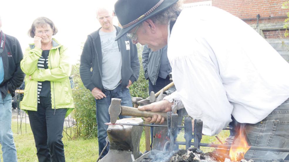 Ließ die Kohlen in der Esse glühen: Schmied Rolf Schaa aus Moormerland gab Einblick in ein uraltes Handwerk vor der Ziegelei in Midlum. © Fotos: Himstedt (2)/Hanken (3)/Wolters (3)
