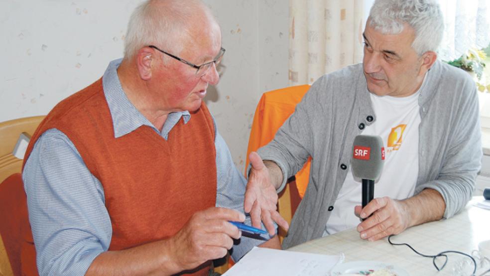 Interview am Küchentisch: Alerich Rebel mit SRF I-Reporter Freddy Gasser. © Foto: Hoegen