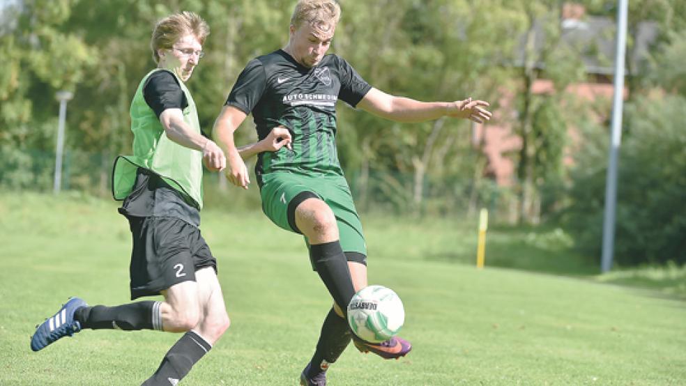 Im Duell mit dem Spitzenreiter VfL Ockenhausen hatten die Bingumer um Ingo Striek (rechts) am Ende das Nachsehen. © Foto: Bruins