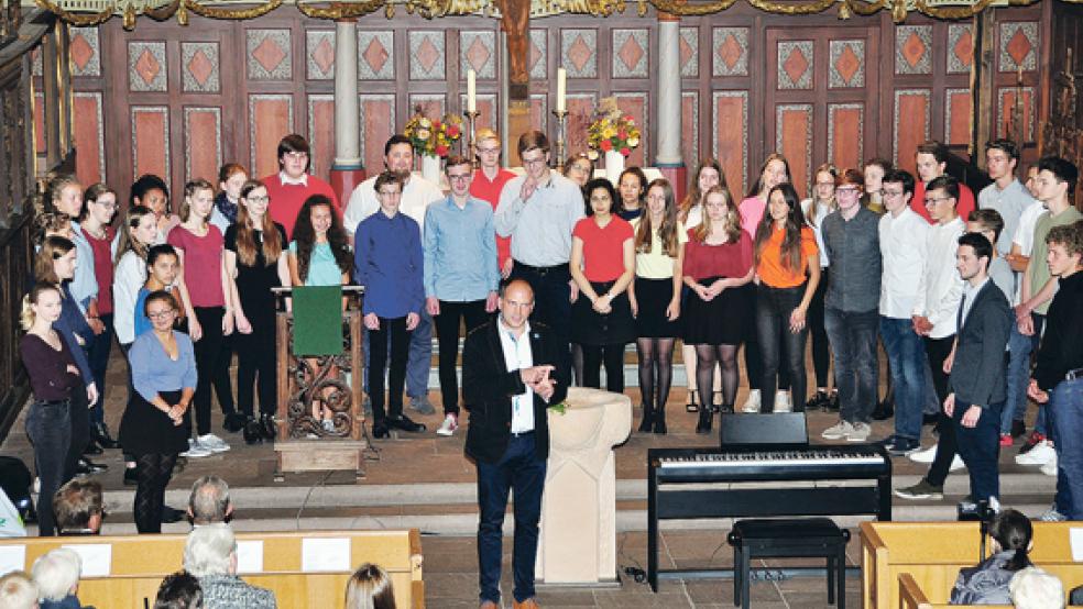 »Jung, ostfriesisch und unerschrocken«: So lautete das Thema für den Schulchor des Leeraner Ubbo-Emmius-Gymnasiums (UEG). © Foto: Wolters