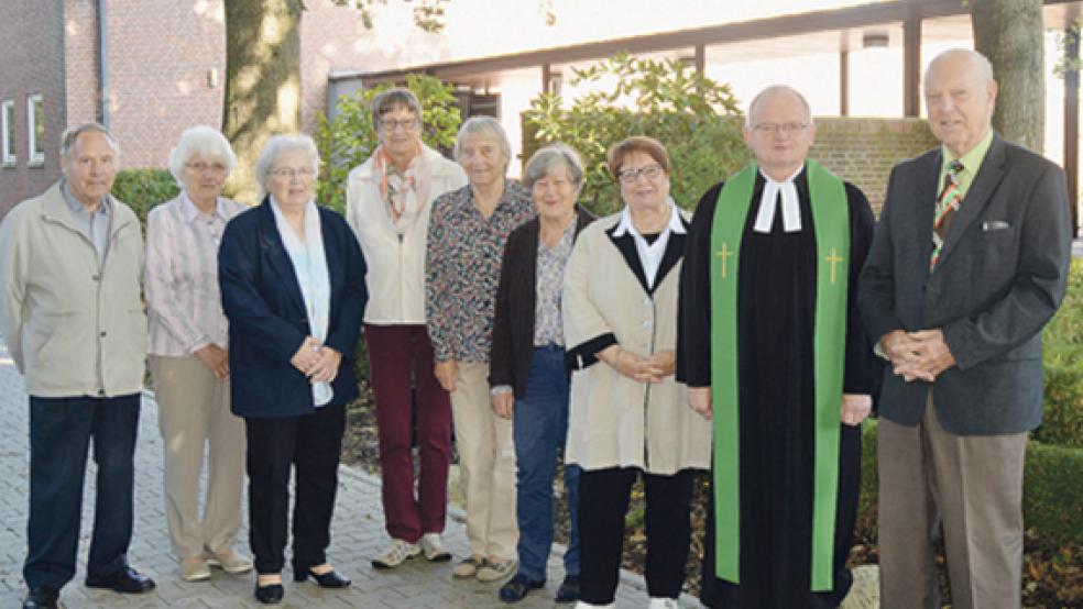 Die Mitwirkenden aus dem Aktivkreis der evangelisch-lutherischen Emmaus-Kirchengemeinde in Bunde: (von links) Berthold Frey, Christa Winterboer, Lieselotte Frey, Edith Ruiter, Sigrid de Vries, Monika Kuhl, Beate Gohl, Pastor Rolf Kemner und Horst Kuhl. © Foto: Himstedt