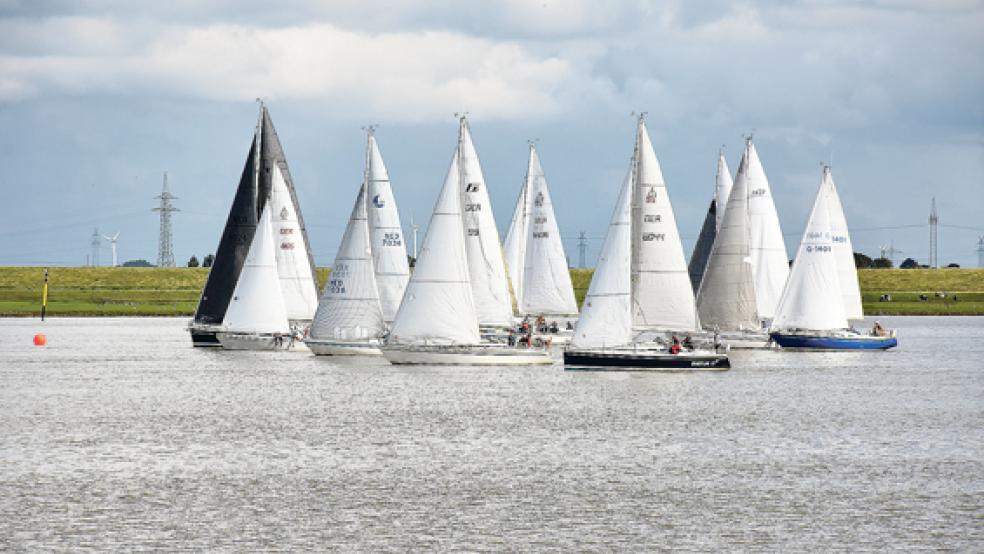 Warten auf den Start: Bei schwachem Wind ging es mit ablaufendem Wasser in Richtung Emden. © Foto: Hippen