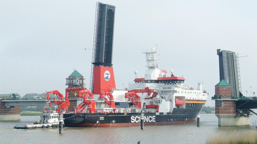 Durch die Ems - wie hier bei der Passage der Jann-Berghaus-Brücke im Zuge der Überführung im Mai 2014 - soll das Forschungsschiff »Sonne« nicht noch einmal fahren. Aus logistischen Gründen wird das Schiff nicht auf der Papenburger Meyer Werft, sondern bei der Emder Werft und Dock GmbH gewartet. © Foto: Klaaßen (Leitstelle Deutsche Forschungsschiffe)