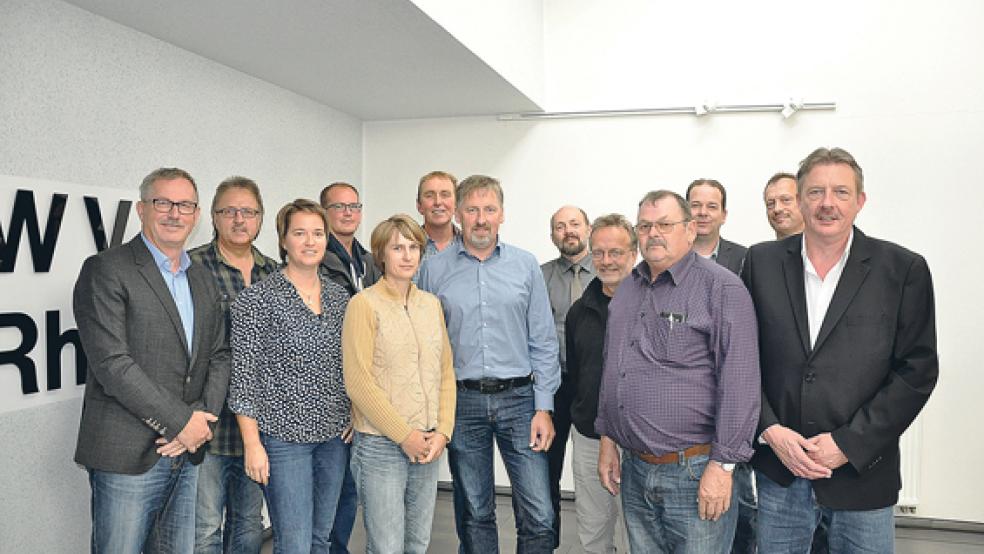 Nahmen an der WVV-Verbandsversammlung im Wasserwerk in Weener teil (von links): Helmut Geuken (Verbandsvorsitzender WVV), Friederich Sap (VA-Mitglied), Ulrike de Boer (Gesundheitsamt), Torsten Dinkela (VA-Mitglied), Tatjana Siefkes (Amt für Wasserwirtschaft), Reinhard Schüür (VA-Mitglied), Johann Eckhoff (Leiter Amt für Wasserwirtschaft), Andreas Roskam (NLWKN), Lutz Drewniok (VA-Mitglied), Richard Bloem (VA-Mitglied), Lutz Hanneken (Mitarbeiter WVV), Wilhelm Frey (Mitarbeiter WVV) und Jan Schulte (Geschäftsführer WVV). © Foto: Boelmann