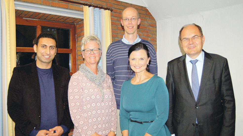 Auch die Rheiderländer Initiative »Get Together« profitiert von der Bundesförderung. Von links: Hamed Abbasi, Antine Hoppen, Hilbert Koetsier (alle »Get Together«), Gitta Connemann (CDU-Bundestagsabgeordnete) und Christian Schmidt (Bundesminister für Ernährung und Landwirtschaft). © Foto: privat