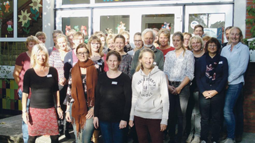 Bei der Fortbildung in Möhlenwarf: (vorne von links) Mechthild Tammena (Schulleiterin Möhlenwarf), Kristin Körber und Sabrina von Nuis (beide Niedersächsisches Landesinstitut für schulische Qualitätsentwicklung (NLQ), Gabi Gödeke (Schulleiterin Stapelmoor), dahinter Lothar Wagner (Schulleiter Holthusen) mit den Lehrkräften und pädagogischen Mitarbeiterinnen. © Foto: privat