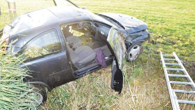 Auto überschlägt sich auf B 436