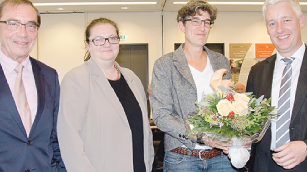 Einstimmiges Votum vom Kreistag für Jenny Daun (2. von rechts). Sie wird als Erste Kreisrätin Nachfolgerin von Rüdiger Reske (links) und Stellvertreterin von Landrat Matthias Groote (rechts). Zu den ersten Gratulanten gehörte die Kreistags-Vorsitzende Anja Troff-Schaffarzyk (SFGF). © Foto: Hanken