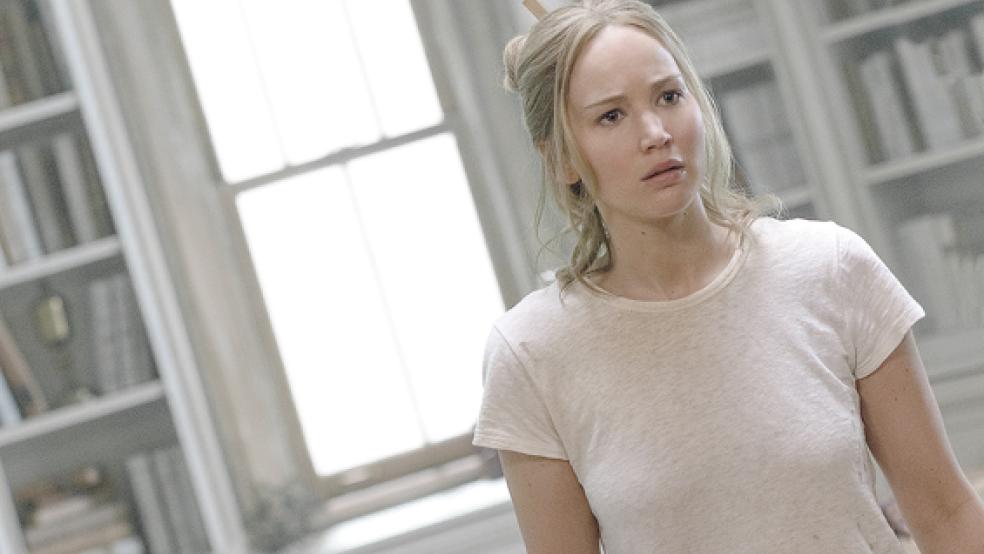 Die genervte Hausherrin (Jennifer Lawrence) will eigentlich nichts weiter als ein nettes trautes Heim für sich und ihren Mann.  © Foto: Nico Tavernise/Paramount Pictures