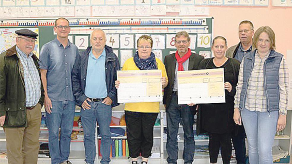 Scheckübergabe in Ditzum (von links): Helmut Seidemann (SPD/FDP-Ratsgruppe), Torsten Dinkela (SPD-Ortsvereinsvorsitzender), Konrad Kruse (Ortsvorsteher), Andrea Golden­stede (Förderverein Kindergarten), Markus Paschke (Bundestagsabgeordneter), Antoinette Schnoing-van der Zijl (1. Vorsitzende Förderverein Grundschule), Helmut Plöger (Vorsitzender SPD/FDP-Ratsgruppe) und Britta Borgmann (Schulleiterin). © Foto: SPD