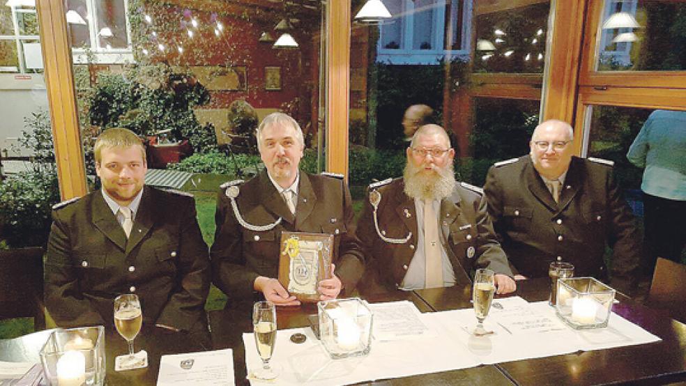 Wieder zurück: Die Spitze der Kyffhäuser Kameradschaft Stapelmoor beim Festakt in Leer. Fast sieben Jahre nach der Auflösung wurde der Verein neu gegründet. Vorsitzender ist André Klare (2. von links).  © Foto: privat