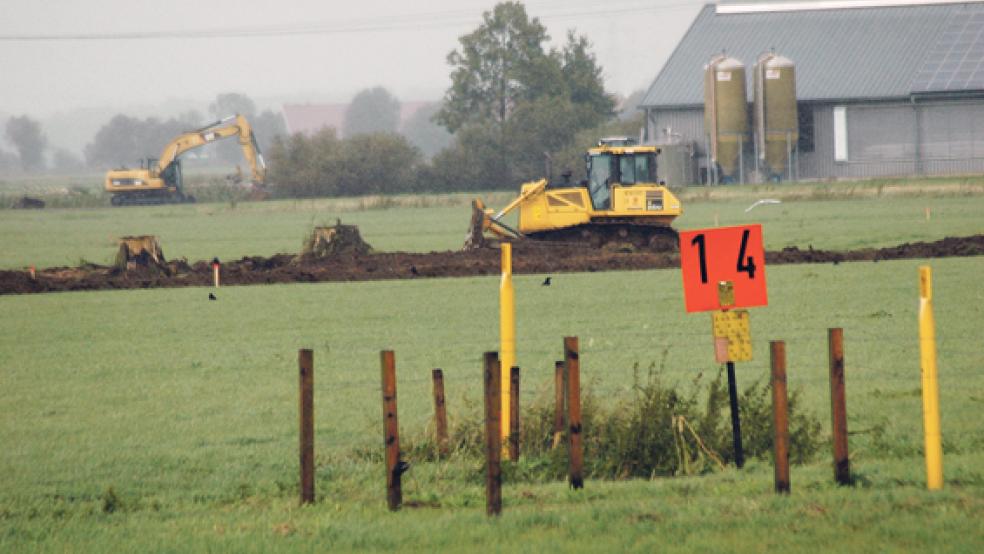 Das Bauunternehmen Bunte hat jetzt mit der Erschließung des Baufelds an der Kreisstraße 27 in Vellage begonnen. Dort soll Sand abgebaut werden, der für Baustellen benötigt wird. © Foto: Szyska