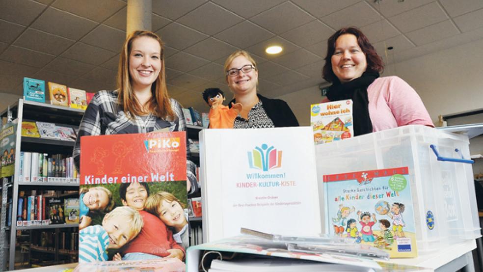 Vera Jauken (Mitte) stellte die Kiste Christiane Grosser (links) und Heike Letas gestern Nachmittag in der Mediothek vor.  © Foto: Boelmann