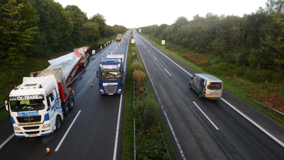 Ein Schwertransporter mit einem Rotorflügel ist gestern Abend auf der A28 verunglückt. © Foto: Klemmer