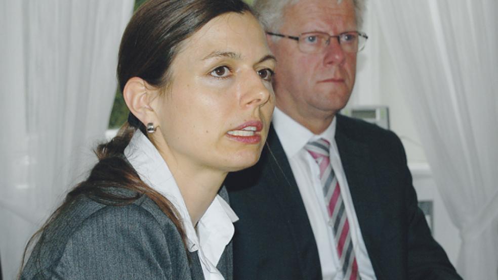 Stellte ihre Gutachten zur Erweiterung von Combi und Edeka dem Ausschuss vor: Sandra Emmerling. Neben ihr Bürgermeister Ludwig Sonnenberg. © Foto: Hoegen